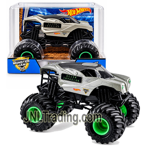 Year 2017 Hot Wheels Monster Jam 1:24 Scale Die-Cast Metal Monster Truck - ALIEN INVASION DWN88 with Working Suspension and 4-Wheel Steering